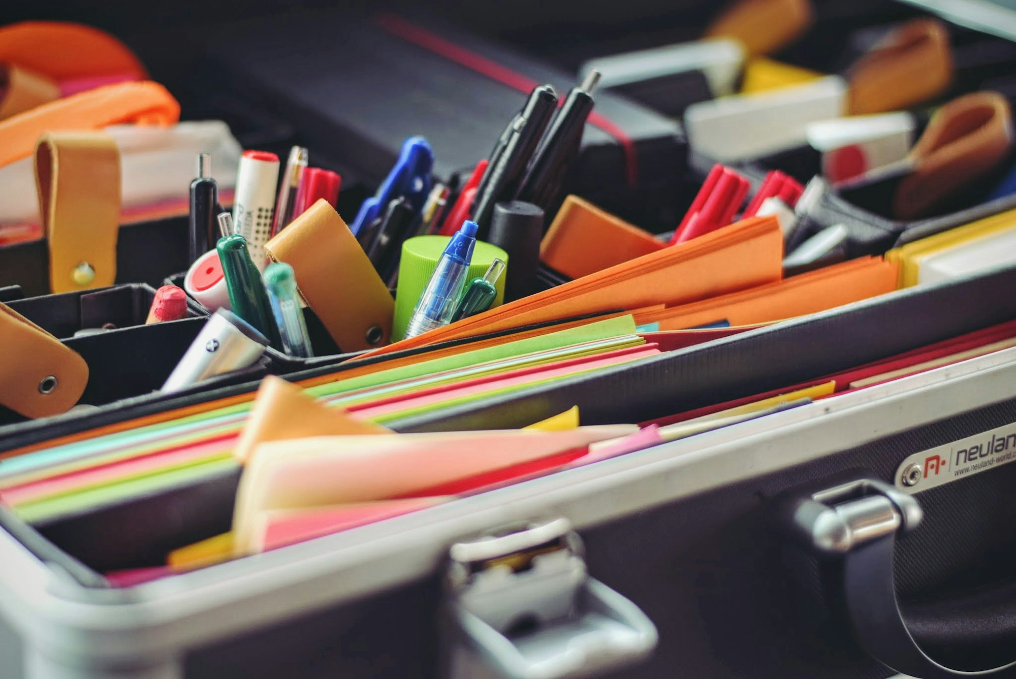 Organizador de escritorio con instrumentos de escritura y papeles de colores